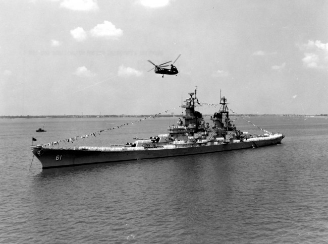 USS_Iowa_(BB-61)_anchored_in_Hampton_Roads_on_12_June_1957