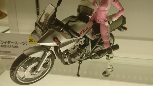 フィギュア ばくおん S H Figuarts 鈴乃木凜 Katana 天野恩紗 225w サンプル展示中 バイクの造形がスゲェ このバイクの良さが分からないなんて人間じゃないわ アプリゲット