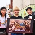 嵐に負けなかったレッドカーペット！ゲームアプリ「ファイブキングダム」が椿鬼奴らと沖縄国際映画祭のレッドカーペットに登場！